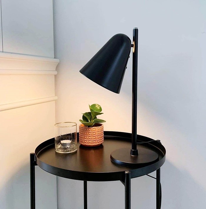 Sort bordlampe på sort bord med LED lys - velegnet til soveværelset