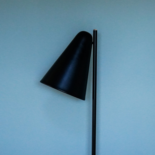 Sort gulvlampe af genbrugsmetal m. sort skærm