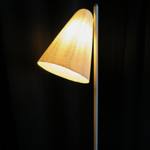 hvid gulvlampe af genbrugsmetal