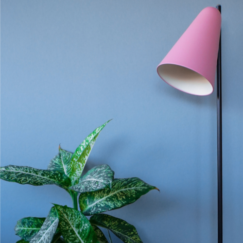 Sort gulvlampe af genbrugsmetal med rosa lampeskærm