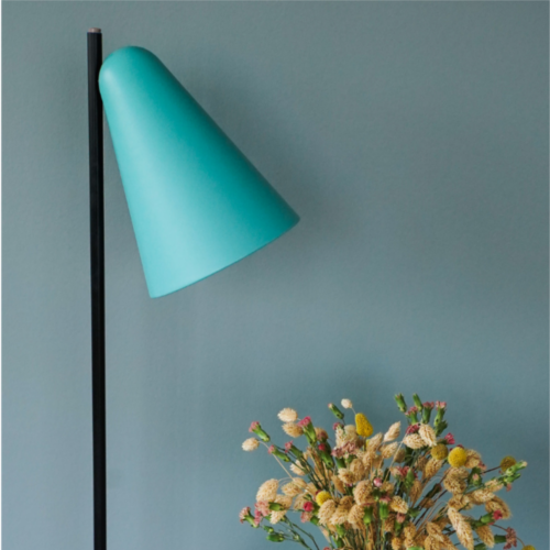 Sort gulvlampe af genbrugsmetal