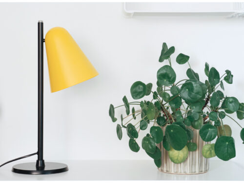 Capelo Sort bordlampe af genbrugsmetal med gul lampeskærm