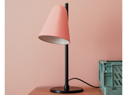 Capelo Sort bordlampe af genbrugsmetal med rosa lampeskærm