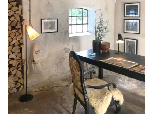 Sort gulvlampe af genbrugsmetal m. resin skærm