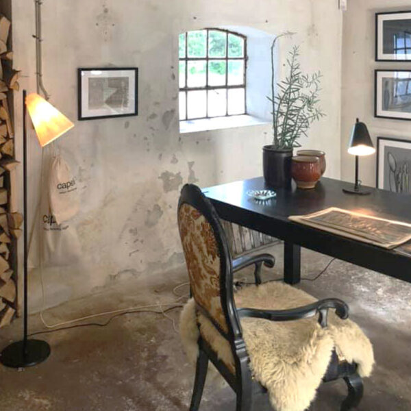 Capelo Sort bordlampe af genbrugsmetal