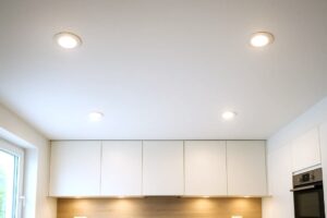 Ljust kökstak med installerade infällda LED-spotlights GU10 i isolering