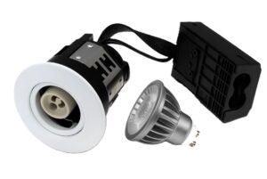 Närbild av en GU10 LED-lampa med metallhölje och synliga dioder, klar för installation