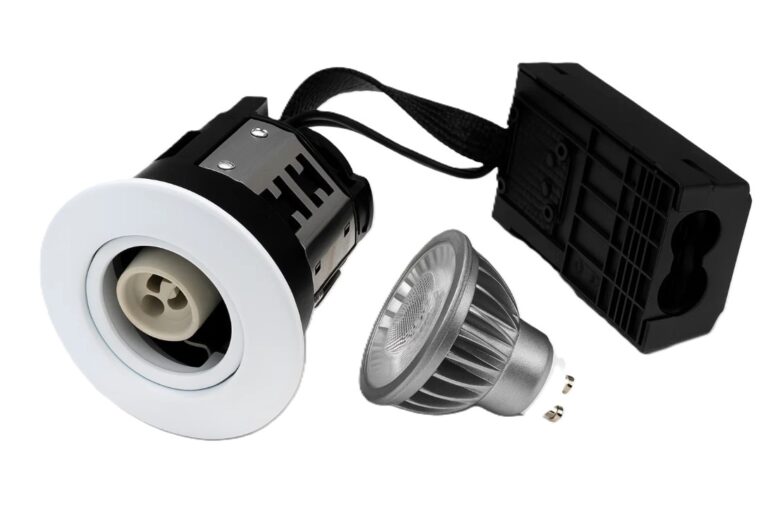 Nærbillede af en GU10 LED-pære med metalhus og synlige dioder, klar til montering