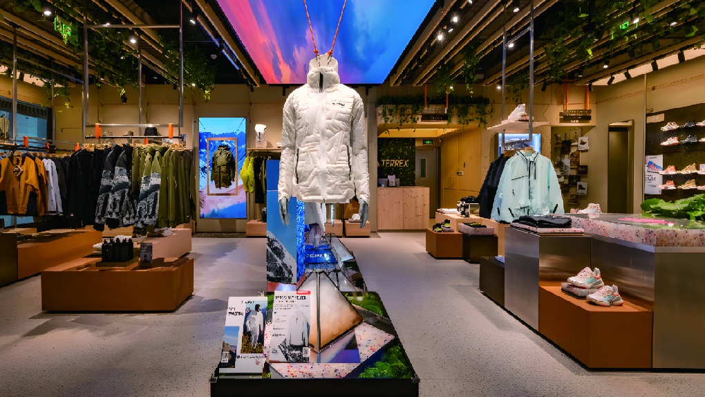 AI spotlamper, der matcher lysfarver til butikkens stil, fremhæver teksturer på tøjet, skaber behagelig belysning, overvåger kundestrøm, beskytter produkter mod skader og optimerer energi- og omkostningseffektivitet.