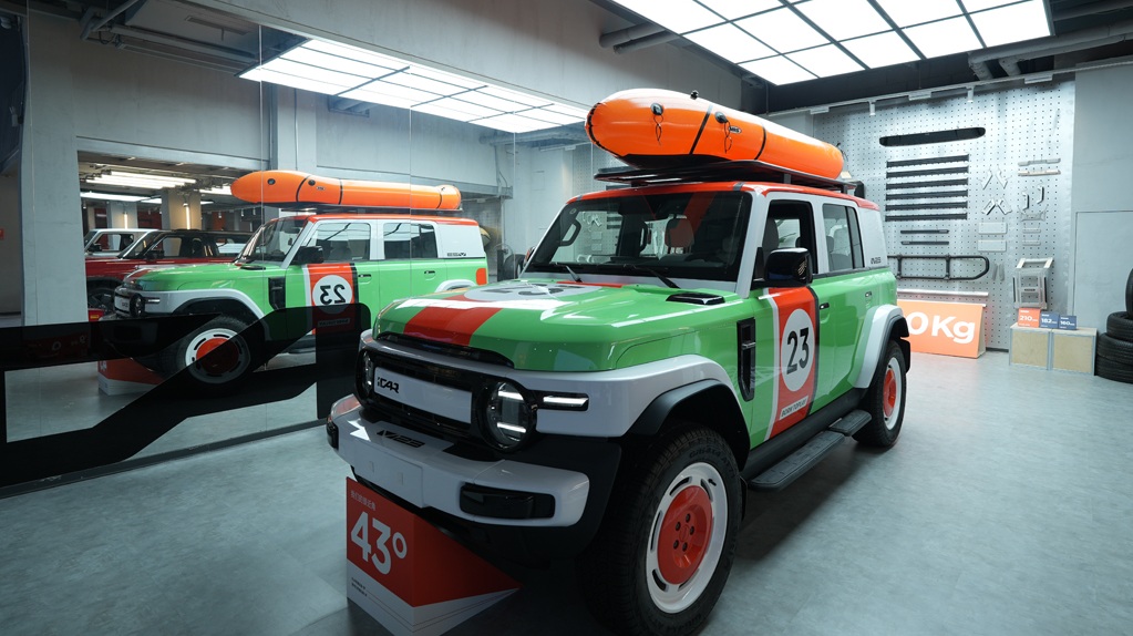 Bilforhandler med AI spotlamper, der gengiver bilens farver og tekstur præcist, fremhæver karrosseriets linjer, skaber behagelig belysning, optimerer energiforbrug og giver indsigt i kunders engagement og adfærd.