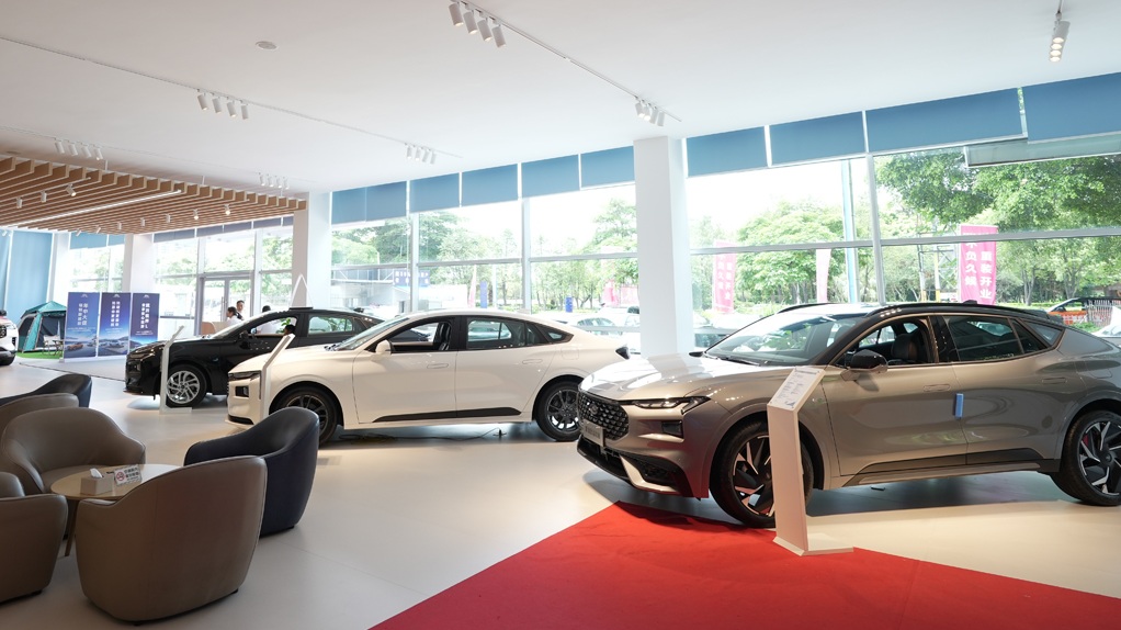 Ford showroom med AI spotlamper, der fremhæver bilfarver, sparer energi og skaber bedre kundeoplevelser.