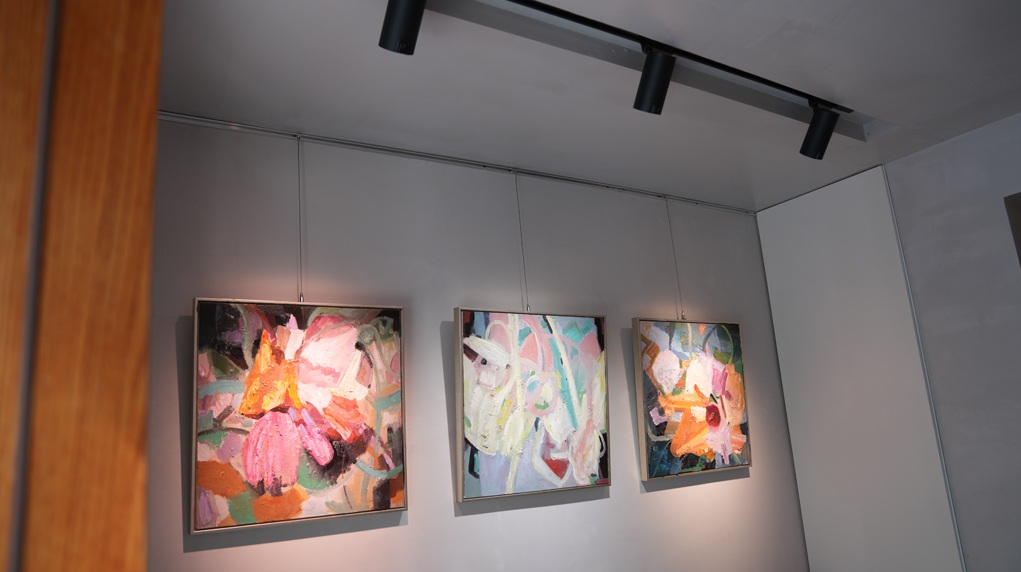 Galleri med AI spotlamper, der skaber varm og optimal belysning, fremhæver kunstværker, reducerer energiforbrug og giver indsigt i besøgendes adfærd.