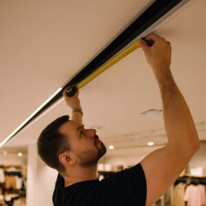 Måling og planlægning før installation af butiksbelysning led