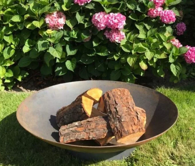 Rund eldskål i cortenstål utan kant och med dräneringshål