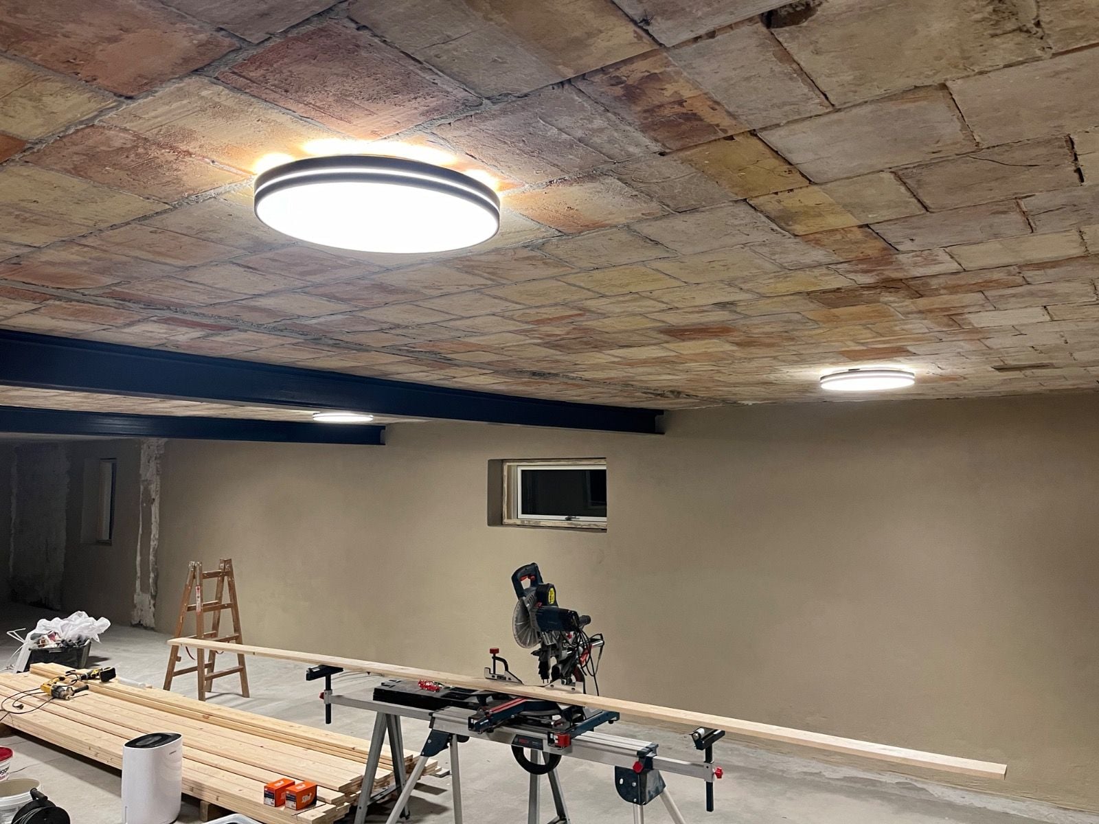 Pluto CCT LED-plafonder monteret i loft med direkte og indirekte lys