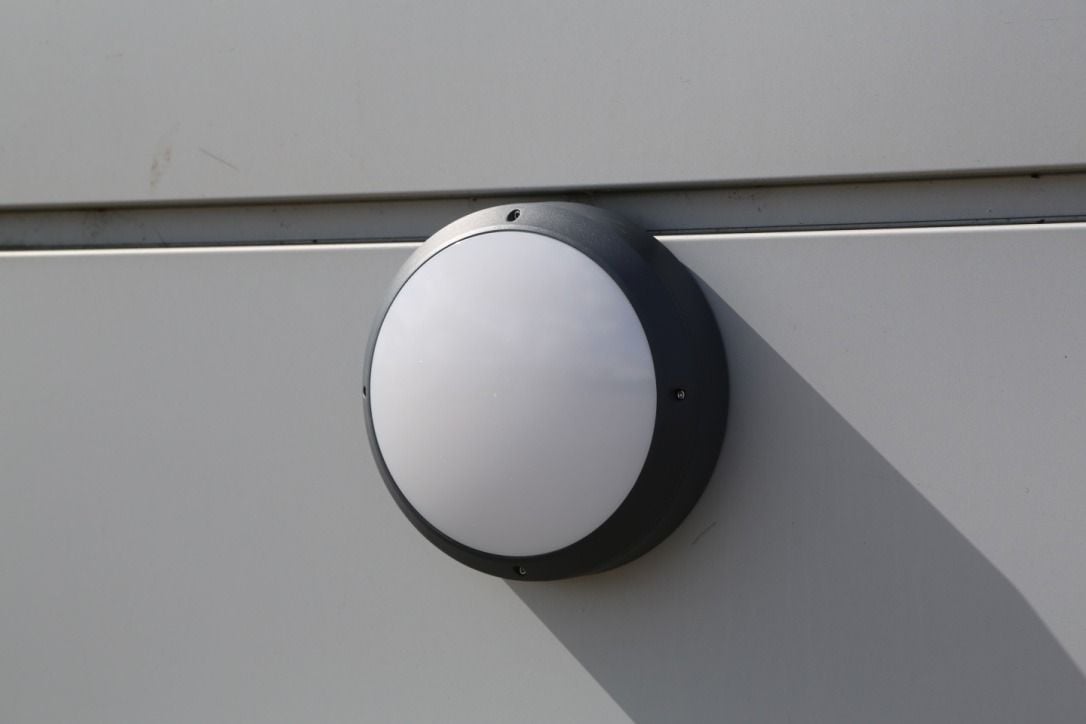 ALED Seattle sensor fuldmåne sort LED-plafond monteret på facade