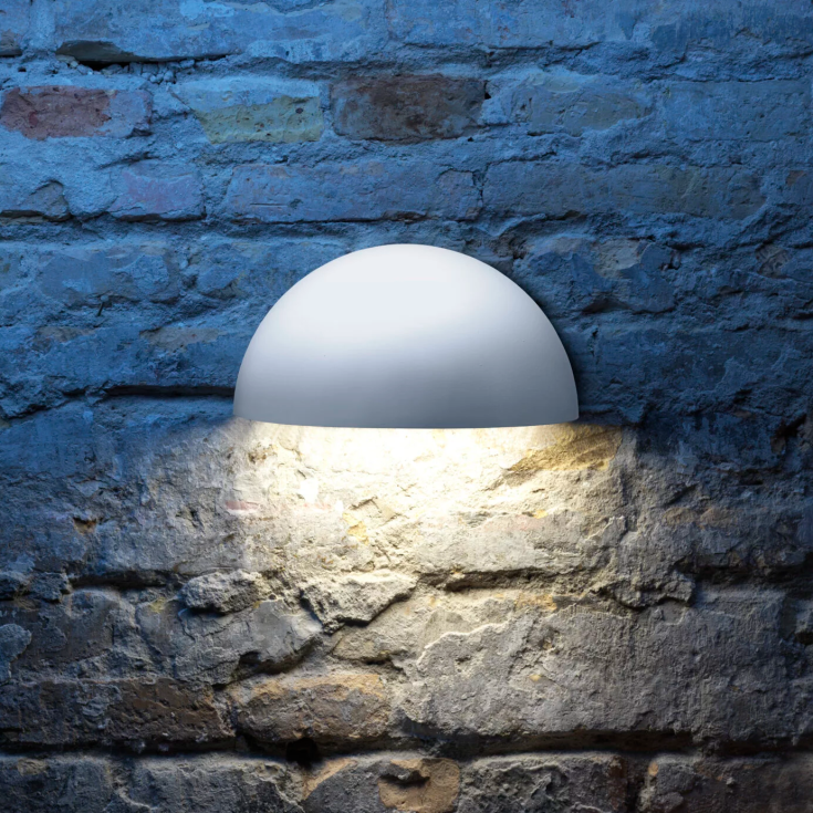 Lumenlight Bolero GII Midi 11 W vit (AO 6243700145) tänd på en tegelvägg med varmt, nedåtriktat ljus